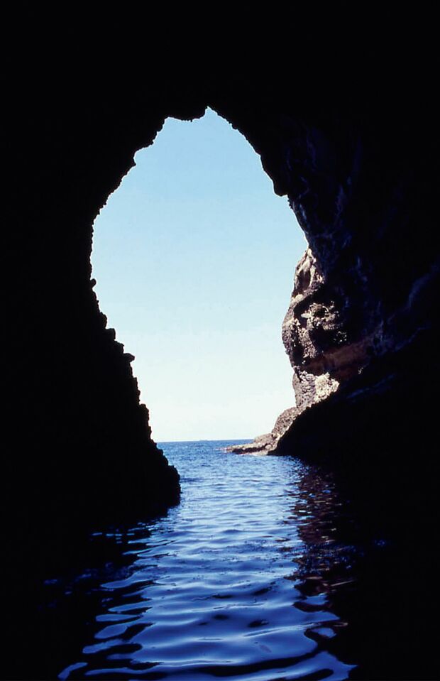 加賀（かか）の潜戸（くけど）