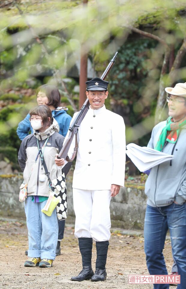 寒空の中行われた撮影でも、笑顔がこぼれる和気あいあいとした雰囲気　撮影／吉岡竜紀