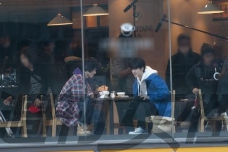 渋谷スクランブル交差点近くにある喫茶店の窓際でロケ中の中島裕翔(右)と共演の菅田将暉(左)