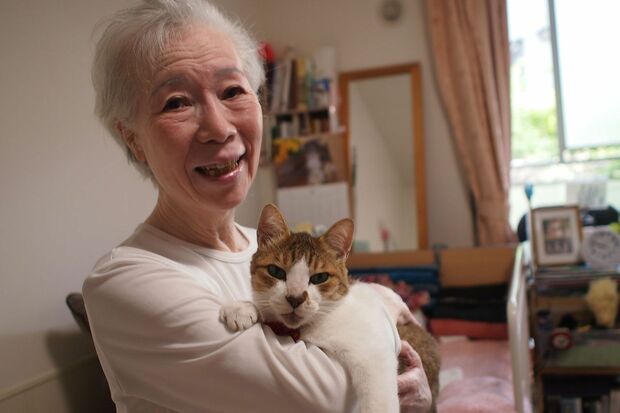 カメラに向ける顔が似ている澤田さんと祐介は猫と暮らすユニットで過ごす