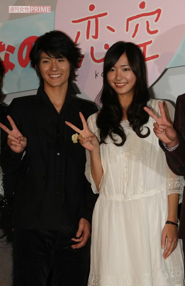 '07年に携帯小説が映画化され社会現象にもなった『恋空』の舞台挨拶に登壇した春馬さん（左）と新垣結衣（右）