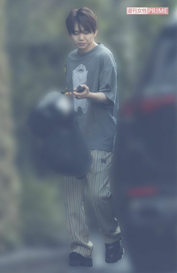 7月中旬、男児を車に乗せて運転席に向かう『Da-iCE』花村想太。7月下旬にもまったく同じ服装をしていた