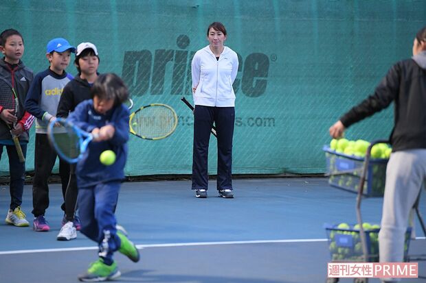 『パーム・インターナショナル・スポーツ・クラブ』で生徒を指導する杉山さん。成長のポイントを見極めアドバイスする