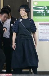 全身黒コーデの片桐はいり。向井理とじゃれる姿も