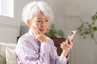 終活の一環に!「スマホじまい」安心ガイド、シニア世代はやっておきたいパスワード記録ノートとは