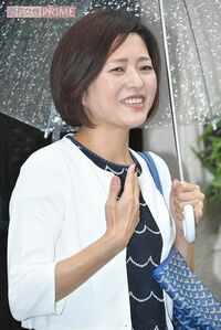 夫の不倫を謝罪。雨の中、集まった報道陣に深々と頭を下げた（2016年9月）