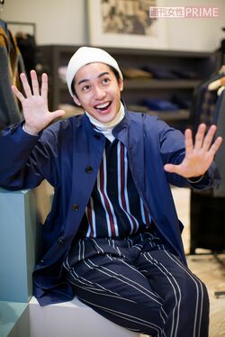 NGK（なんばグランド花月）に何度も通っては稽古を見学したり、NSC（養成所）では漫才の授業も受けたそうで、ヘン顔（!?）もお手のもの♪　撮影／伊藤和幸