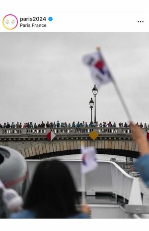 開会式で観客に向けて韓国の国旗を振る韓国選手団。『北朝鮮』とフランス語と英語で紹介されてしまった（パリ五輪公式インスタグラムより）