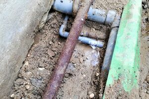 現在は硬質塩化ビニールが主流だが、古い建物は赤サビが出る水道管の場合も　※画像はイメージです