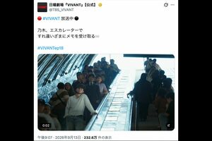 第18話で堺雅人演じる乃木が指令のメモを受け取るシーンでは、このあと後ろに立つエキストラが外国人男児に変わっていた(番組公式Xより)