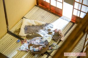 「最近は“第一発見者になりたくない”“事情聴取がめんどくさい”という理由で、なんとなく異変に気づいても通報しない人が増えています」。この現場も亡くなってから発見までに時間がかかったため、布団に広がった体液の色は、茶色くどす黒い（'18年撮影）　撮影／齋藤周造