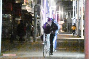 一団を注意し終えて引き上げる警察官。奥に見えるのが成宮たちのグループ