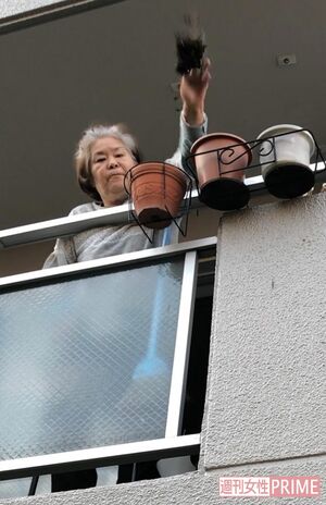 住人に砂を投げつける犯行の瞬間。洗濯物も狙って投げつけ泥まみれに（読者提供）