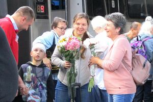 キーウ中心駅で家族を迎える父親　撮影／渡部陽一