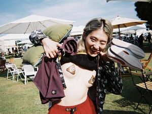 『ROCKINJAPANFESTIVAL2017』のバックヤードで撮影したという写真(コムアイのSNSより)