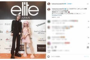益若つばさ（右）とモデルの吉井添のツーショット（益若つばさのインスタグラムより）