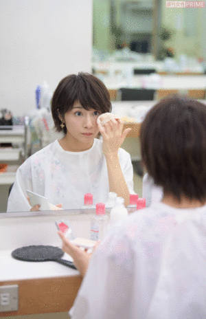 メイク中！　局アナはタレントのようにメイクさんがつかないので、基本的には自分ですべて行う。鏡を見る姿は真剣！　撮影／渡邉智裕