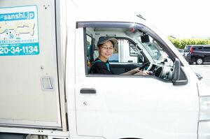 20軒分の荷積みを完了し出発するスーパーサンシの山村さん。配送も自前