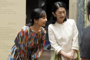 障がいのあるアーティストの作品をプリントしたワンピース姿で展覧会を鑑賞の佳子さま(2026年6月24日)