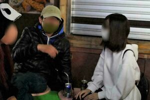 少女の相談に乗る被害男性（緑のキャップが被害男性・知人提供）