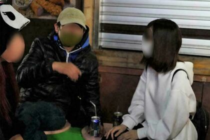 少女の相談に乗る被害男性（緑のキャップが被害男性・知人提供）