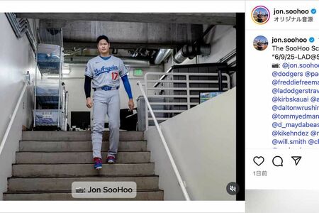 カメラ目線で片目をつぶったコミカルな表情を見せた大谷翔平(ドジャース公式球団カメラマン、ジョン・スーフー氏のインスタグラムより)