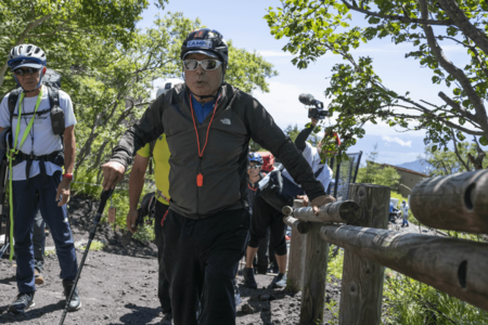 山頂に向け1日目の登山がスタート（撮影：藤巻剛）
