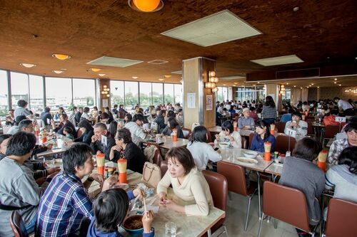 大賑わいのマルカンビル食堂