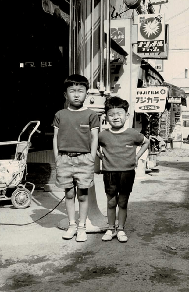 少年時代の山田(右)