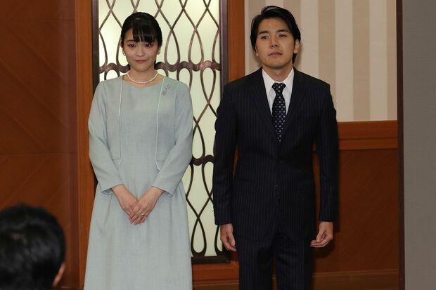 眞子さんは小室圭さんと臨んだ結婚記者会見で笑顔を見せなかった（'21年11月）