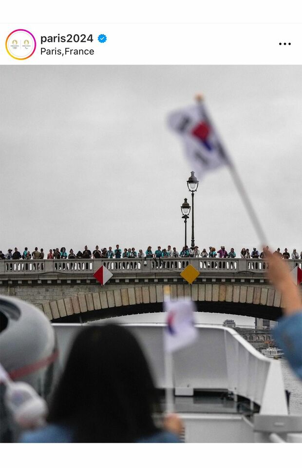 開会式で観客に向けて韓国の国旗を振る韓国選手団。『北朝鮮』とフランス語と英語で紹介されてしまった（パリ五輪公式インスタグラムより）