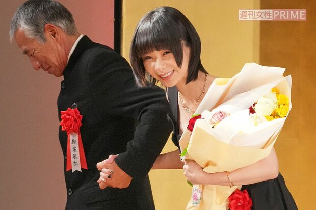 2025年の『エランドール賞』授賞式で柳葉敏郎に祝福された趣里
