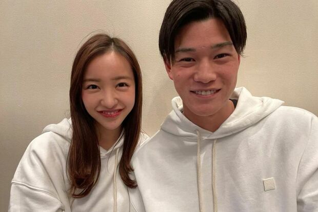 （左から）元AKB48・板野友美と高橋奎二選手（Instagramより）