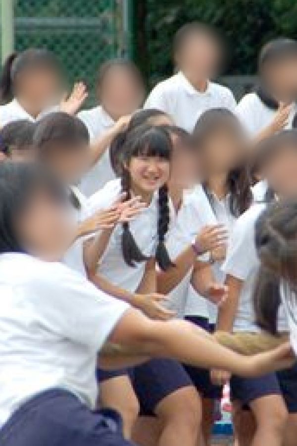  女子中・高等科の運動会で、お友達と綱引き競技を応援される愛子さま（’18年9月26日）
