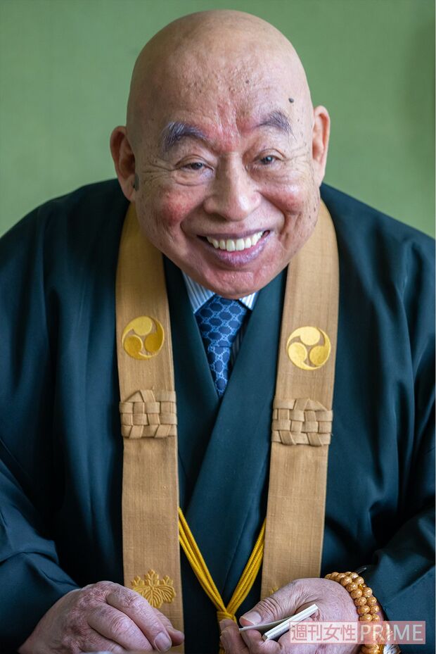 歌うことが好きなうえに、自分で作詞もするといい、取材陣に『男の道は嵐道』という書き留めておいた歌詞を披露した　撮影／佐藤靖彦