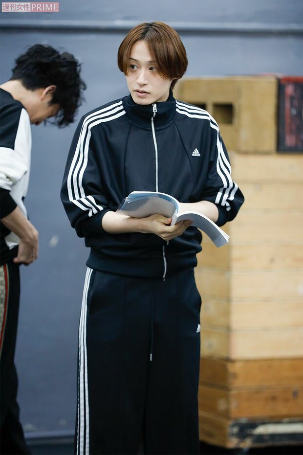 稽古が始まる前は台本を読んでセリフをチェック!　撮影／廣瀬靖士