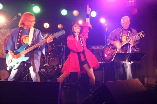 歌うがんサバイバー・小島弘美さん（画像提供／小島さん）