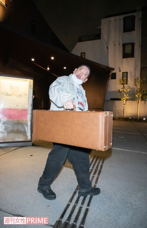 すがすがしい笑顔でスタッフや共演者に挨拶＆歓談。着替えを終え、街裏ぴんくは会場を後にした　撮影／齋藤周造