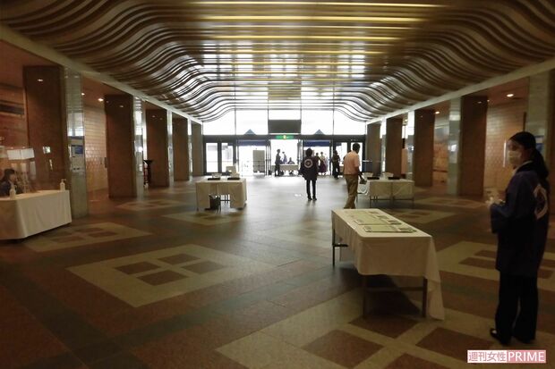 令和2年大相撲7月場所。普段はファンで賑わっている正面の玄関もガラガラ（筆者撮影）