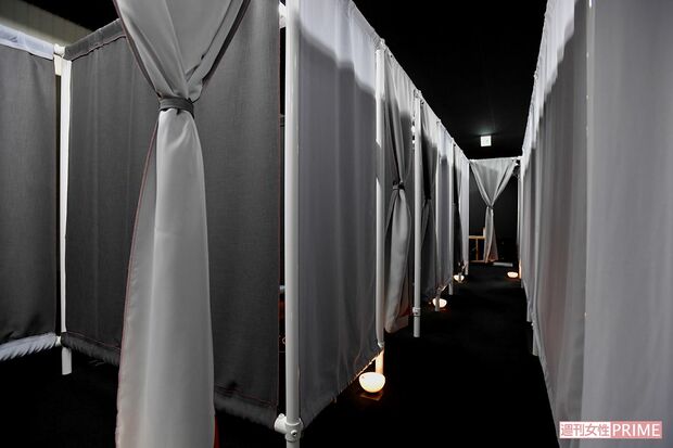 半個室に区切られた“カフェ”内は真っ暗　※撮影のため照明をつけています　撮影／渡邉智裕