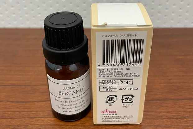 100円ショップで購入したベルガモット（ミカン科の柑橘類）の「アロマオイル」。成分を見ると水や界面活性剤、香料などでできていた