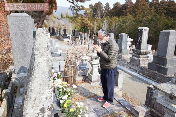 妻・美和子さんが眠るお墓に手を合わせる佐々木一義さん（撮影／廣瀬靖士）