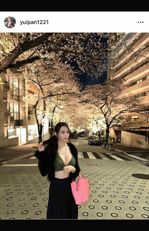 花見でも豊満なボディーをアピール（インスタグラムより）