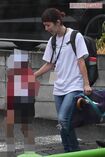 瑛太の後ろから、子ども2人と手をつないで帰るカエラ