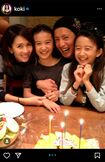 誕生日を迎えた木村拓哉の誕生日を、家族揃って祝う様子を投稿(Koki,公式インスタグラムより)