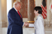 高市首相(右)の出迎えを受けるトランプ米大統領(2025年10月28日東京・元赤坂の迎賓館、代表撮影)