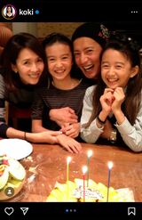 木村家全員でトトの誕生日を祝う様子。2021年11月13日（トトの誕生日）に投稿