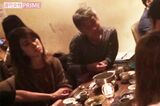 奥が腰添氏、その隣に座った星。周囲を気にすることもなく、食事を楽しんでいた