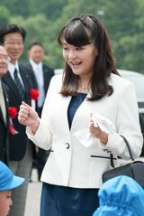 公務先でも、幼い子どもにも気さくにお声がけをする立派なプリンセスに（’14年7月・静岡）