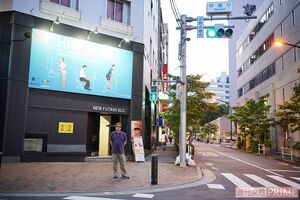 新宿二丁目界隈に佇む伏見憲明さん